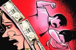 Dowry torture: दहेज लोभी पति, सास और ससुर को नवविवाहिता ने सिखाया सबक, मांग रहे
थे 2 लाख नकद व 5 डिसमिल जमीन - image