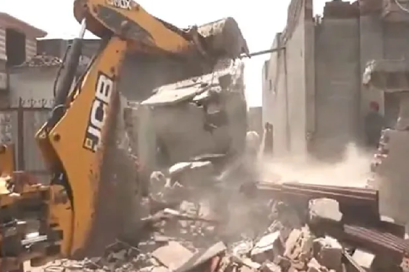 three dozen encroachment shops razed in 12 hours by administration in mandla mp news