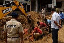 Faridabad: फरीदाबाद में अचानक धंसी मिट्टी, पिलर के लिए गड्ढा खोद रहीं दो महिला
मजूदरों की मौत - image