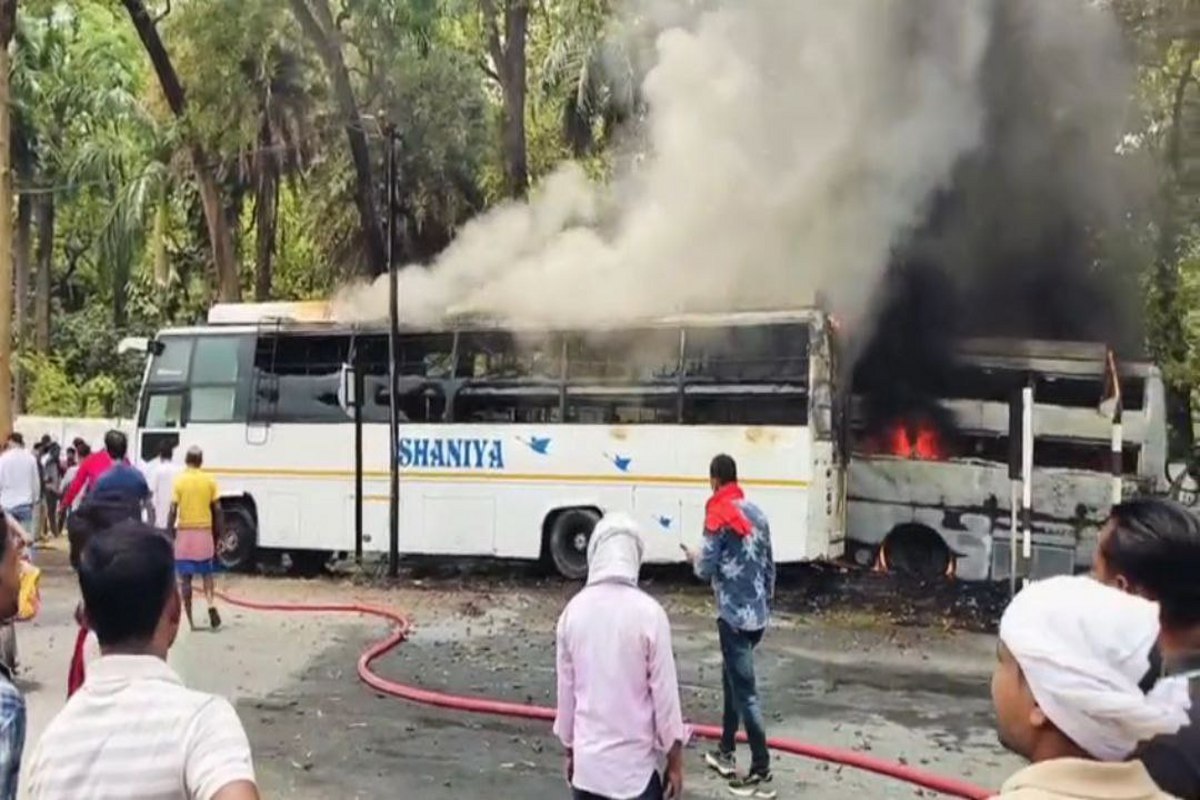 Fire in 2 bus: कचरे के ढेर में लगी आग से 2 बसें जल कर खाक, फायरब्रिगेेड की टीम
ने पाया काबू, देखें Video