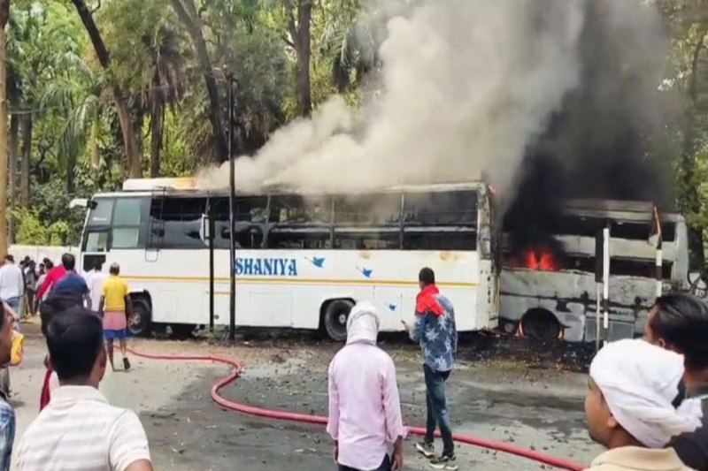 Fire in 2 bus: कचरे के ढेर में लगी आग से 2 बसें जल कर खाक, फायरब्रिगेेड की टीम ने पाया काबू, देखें वीडियो