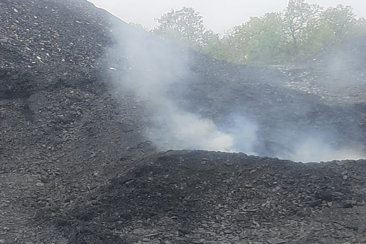 Fire in coal mine: केतकी खदान के कोल स्टॉक में लगी है आग, हर दिन जलता जा रहा है
कोयला