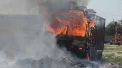 कूड़े के ढेर पर खड़े ट्रक में लगी आग, एक ट्रक जलकर राख, दूसरा बचाया, हाईटेंशन
लाइन से आग लगने की आशंका - image