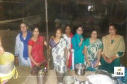 Motivational news: रात में कोई भूखा पेट न सोए इसलिए महिलाएं 10 साल से जरूरतमंदों
को खिला रही हैं खाना - image