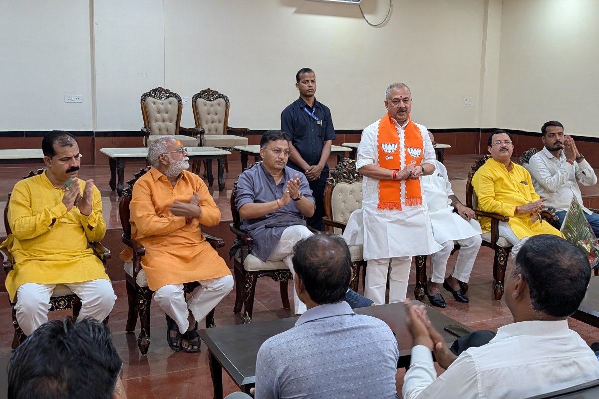 Political news: बिहार के पूर्व सांसद सुशील सिंह बोले- अपने गांव जाकर BJP और NDA
की डबल इंजन सरकार के समर्थन में फैलाएं जन जागरूकता