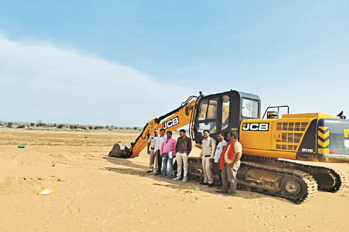 CG News: अवैध रेत खनन पर कार्रवाई, सीमा से बाहर जाकर खोदी रेत, चेन माउंटेन और
ट्रैक्टर समेत 7 गाड़ियां जब्त