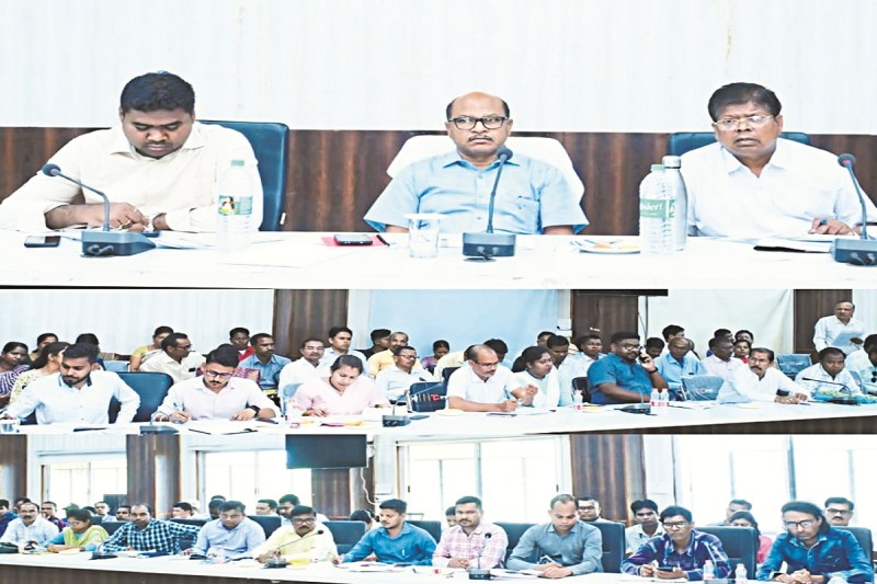 CG News: 33 पंचायत सचिवों और रोजगार सहायकों पर गिरी गाज, इस मामले में कलेक्टर ने नोटिस जारी कर मांगा जवाब