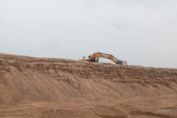 Sand mafia: रेत माफियाओं के खिलाफ की गई सख्ती, फिर भी खुलेआम मशीनों के जरिए हो
रहा रेत उत्खनन - image