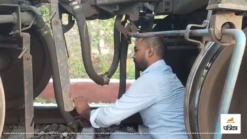 Goods train splits into two parts in Moradabad