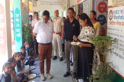 जिला कलेक्टर ने स्कूलों का किया औचक निरीक्षण, मिड-डे मील और कंप्यूटर लैब की जांच - image