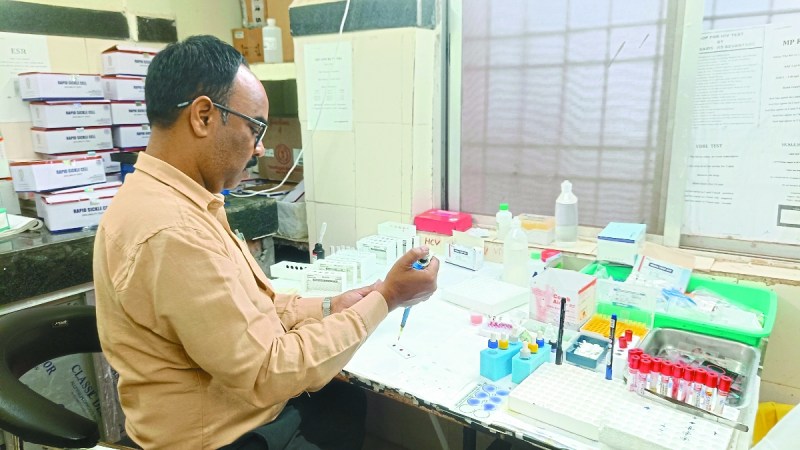 बालोद जिला अस्पताल के हमर लैब में जांच की रिजेंट टेस्टिंग किट एक साल से समाप्त हो चुकी है। इसकी वजह से ऑटोमेटिक सीबीसी जांच नहीं हो रही है। इस जांच से कई बीमारियों का पता लगाया जाता है। हालांकि अस्पताल प्रबंधन मैनुअली जांच करने का दावा कर रहा है।