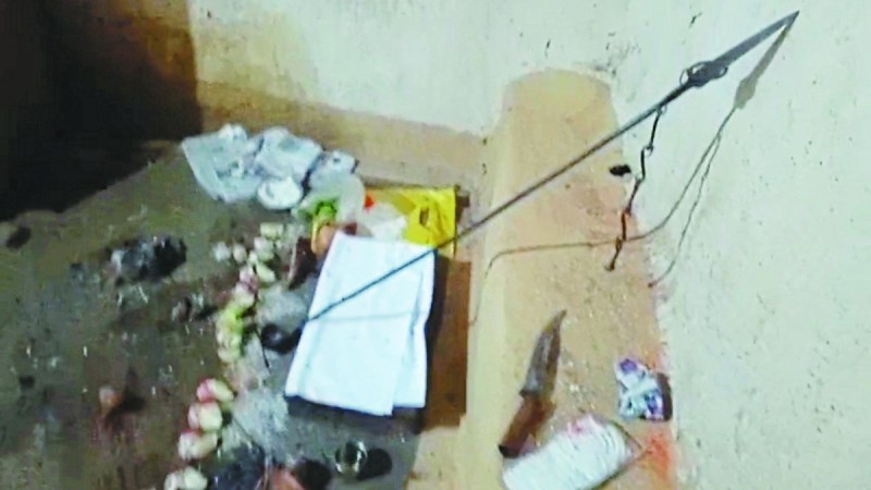 गुंडरदेही थाना अंतर्गत ग्राम सिर्राभांठा में बैगा पुनीत ठाकुर (60) की धारदार हथियार से गला रेत कर हत्या कर दी गई। हत्या तिहारू राम निषाद के घर में कर दी। पुनीत 6 साल से बैगा का काम कर रहा था। घटना सोमवार शाम 4 बजे के आसपास की बताई जा रही है।