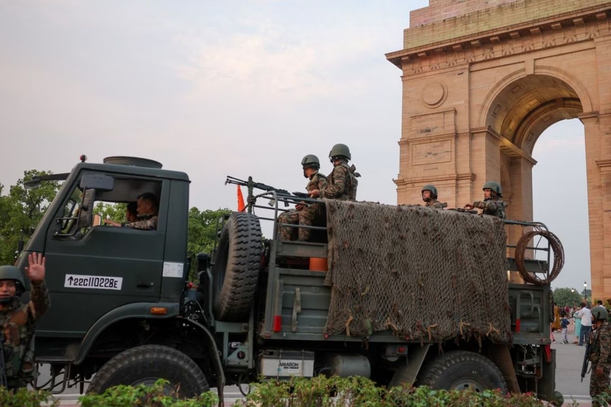 पाकिस्तानी हमलों के बीच दिल्ली में बढ़ी सुरक्षा, एयर रेड सायरन तैयार, पुलिस की
छुट्टियां निरस्त - image