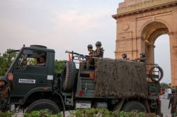 पाकिस्तानी हमलों के बीच दिल्ली में बड़ी तैयारी, एयर रेड सायरन तैयार, पुलिस की
छुट्टियां निरस्त - image