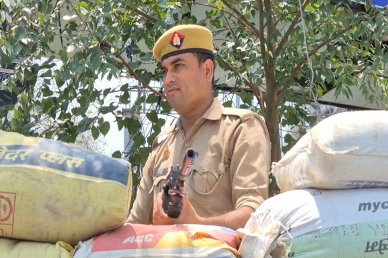 खुफिया तंत्र सक्रिय: लखनऊ में बढ़ाई गई सुरक्षा, 40 से अधिक स्थानों पर बनाए गए अस्थाई चेक पोस्ट, आतंकी खतरे को देखते हुए QRT और कुराज टीम अलर्ट। 