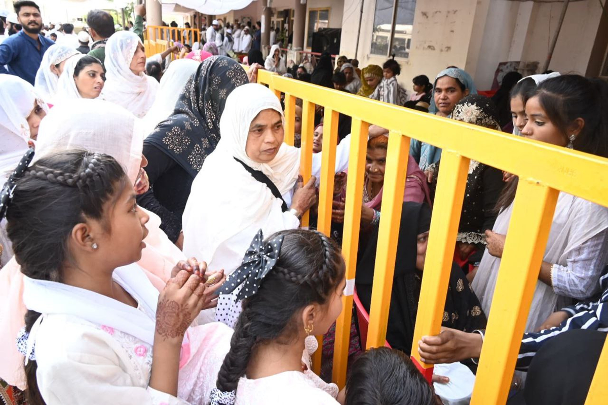 भोपाल@आज हज हाउस से हज की दूसरी फ्लाइट हुई रवाना। नम आंखों से अपनों को विदाई
देते हुए परिजन।