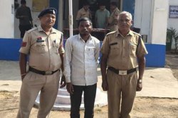 Suicide case: एतवार साय की रिपोर्ट पर सोमार साय गिरफ्तार, पत्नी की आत्महत्या से
जुड़ा है ये मामला - image