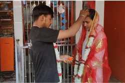 भदोही में हुई प्यार की जीत…पुलिसिया दबाव पर हाजिर हुए घर से भागे प्रेमी जोड़े,
अंत में कहानी में आया ट्विस्ट - image