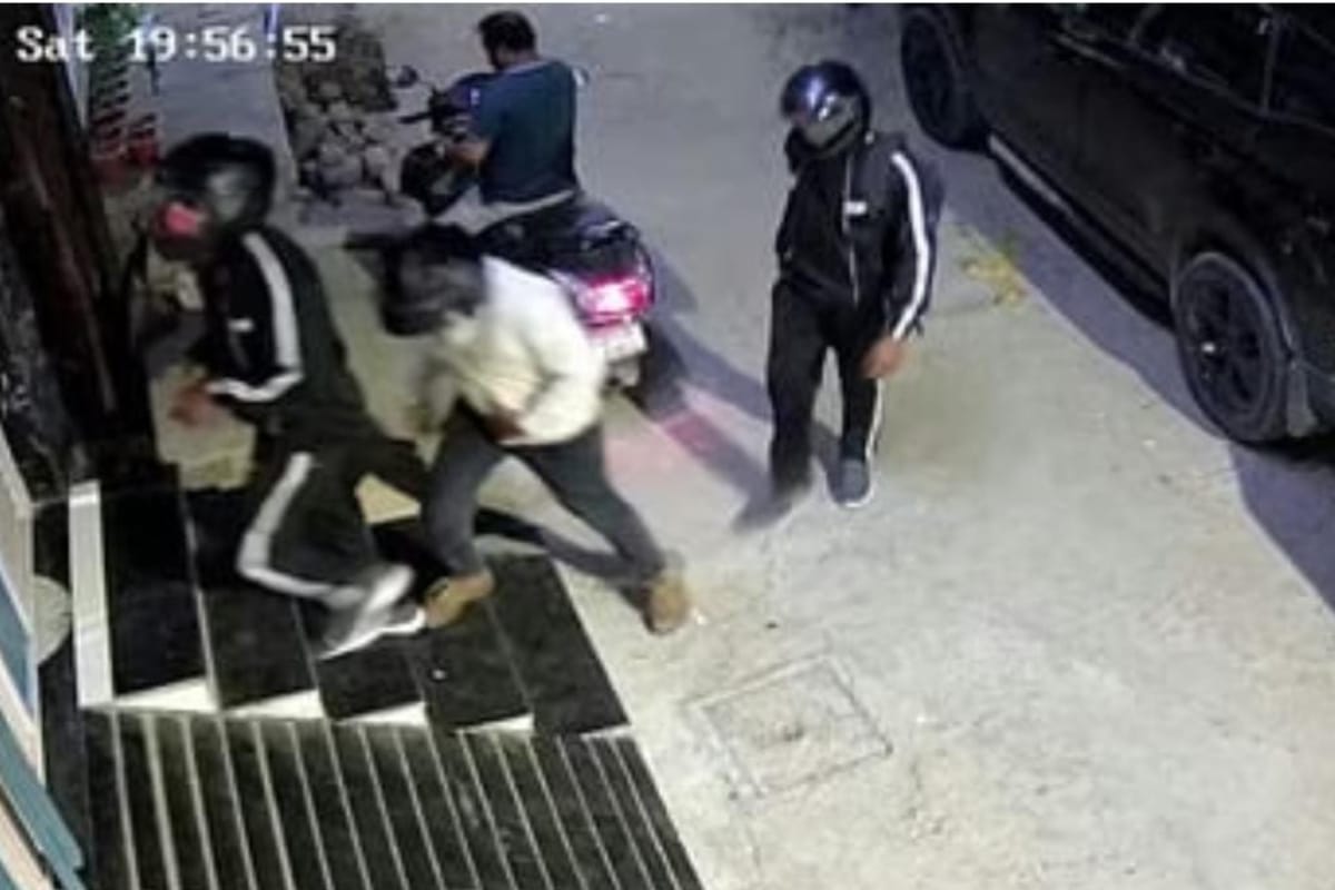 गोरखपुर के एम्स इलाके में 20 मिनट में 45 लाख की चोरी, हेलमेटधारी तीन चोरों की
तलाश में पुलिस