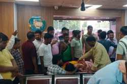 देवरिया में मरीज की मौत के बाद परिजनों का हंगामा, देवरिया-गोरखपुर मार्ग जाम - image