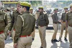 गोरखपुर में पुलिस टीम पर हमला, वीडियो बना रहे सिपाही से मोबाइल छीनने की कोशिश - image