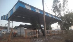 घटेरा स्टेशन पर पेड़ की ठूठ के ऊपर ही रेलवे ने बना दिया शेड - image