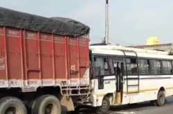 गोरखपुर से बिहार जा रही बस कुशीनगर हाइवे पर खड़ी ट्रक से भिड़ी, यात्रियों में
मची चीख पुकार - image