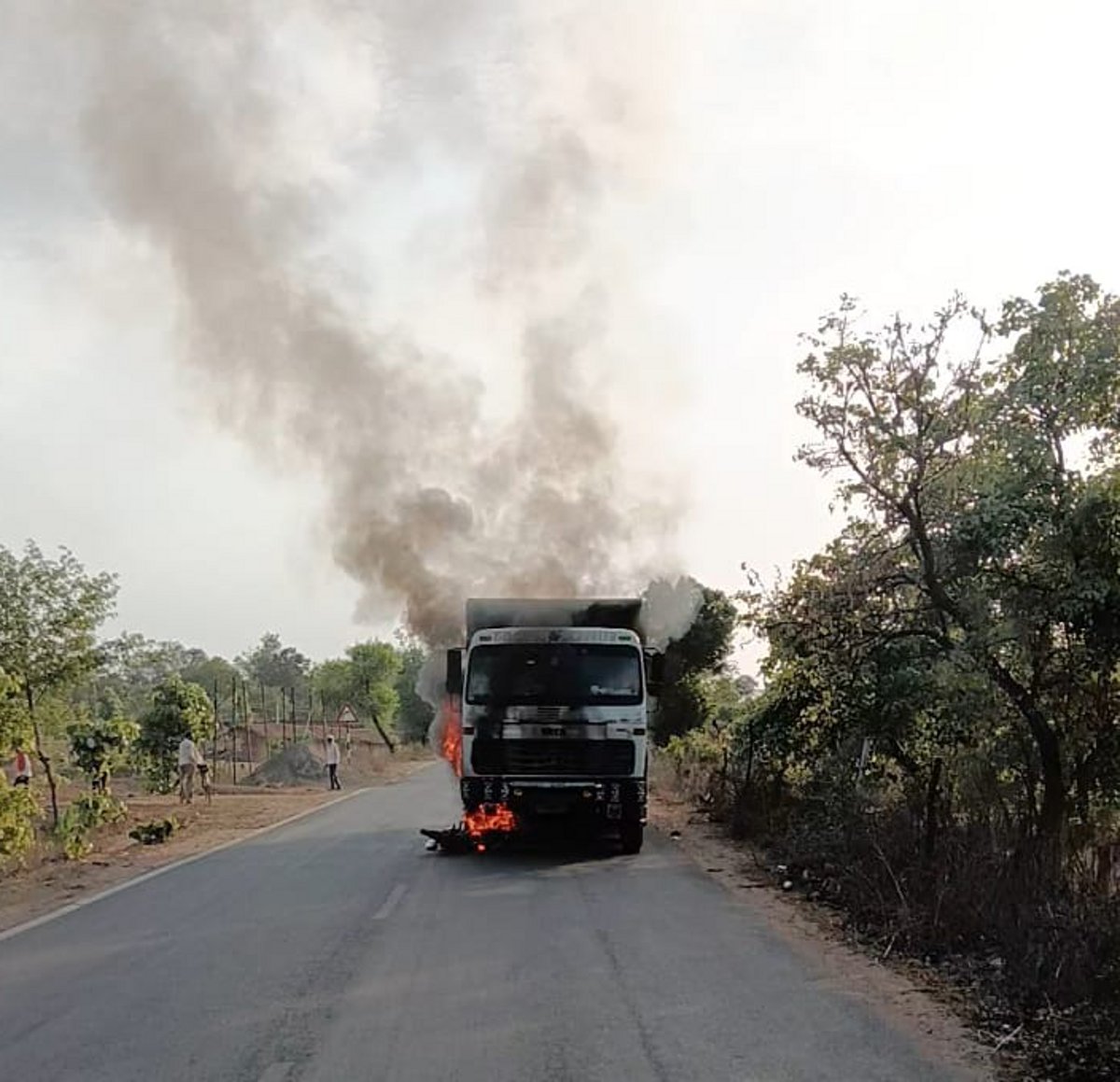 watch video: बाइक को 200 मीटर तक घसीटता रहा ट्रक, भड़की आग