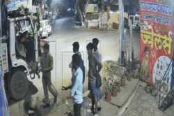 गोरखपुर में चेकिंग के दौरान ट्रक ड्राइवर की पुलिस ने की पिटाई, SSP बोले जांच कर
होगी कारवाई - image