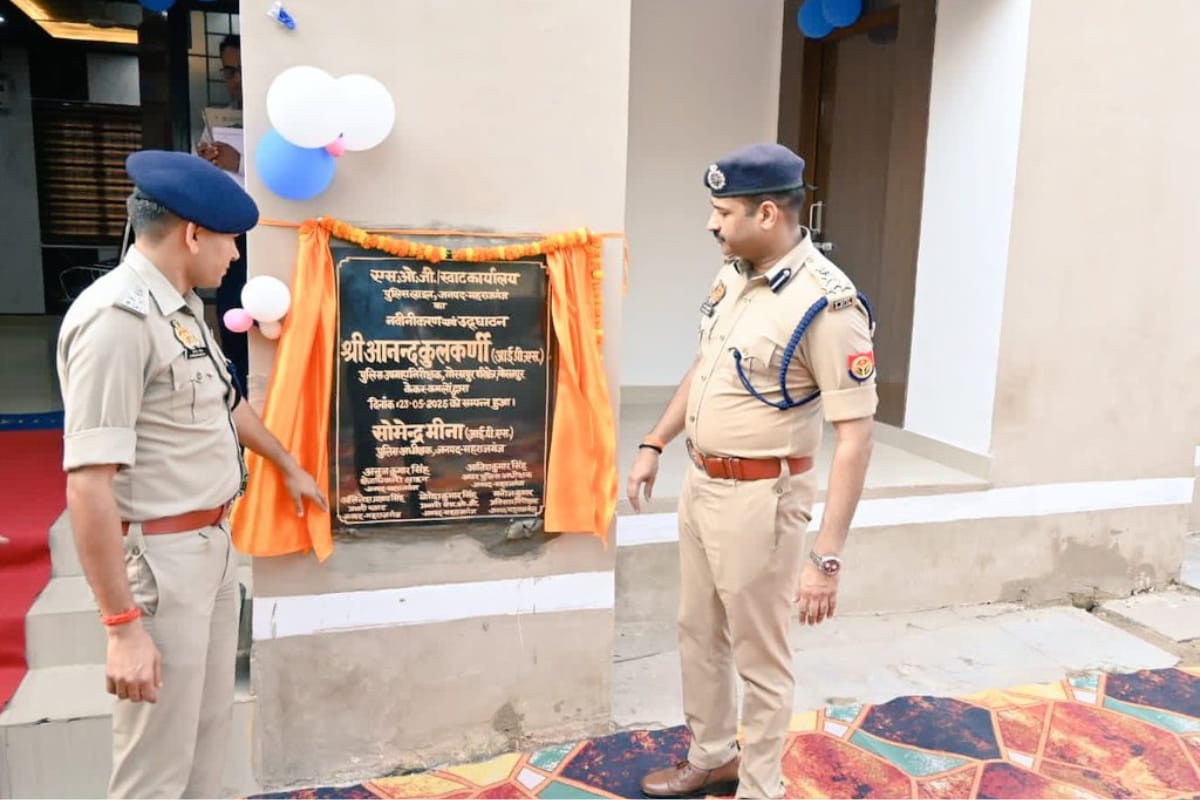 महराजगंज पुलिस लाइन का निरीक्षण करने पहुंचे DIG रेंज, मातहतों को दिए आवश्यक
निर्देश