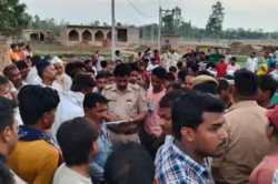 बहराइच में दर्दनाक हादसा…करंट से चिपकी मां को बचाने गया बेटा भी मौत का शिकार, दो
मौतों से परिवार में मचा कोहराम - image