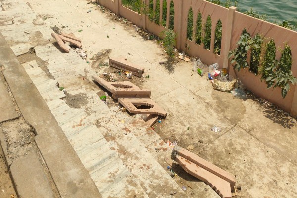  डेम के आसपास फैली गंदगी, टूटी फेंसिंग और उजड़ता सौंदर्य इस बात का सबूत है कि प्रशासन की नजरें इस ओर से हट चुकी हैं।