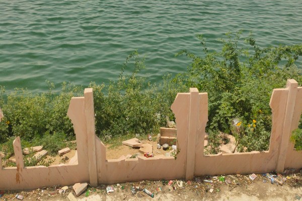 सबसे बड़ी विडंबना यह है कि लाखों रुपए खर्च होने के बावजूद किसी भी स्थायी व्यवस्था या रखरखाव योजना की कोई झलक नहीं दिखती। चंदलाई डेम आज सवाल कर रहा है — क्या विकास सिर्फ पत्थरों पर नाम लिखवाने तक सीमित रह गया है?