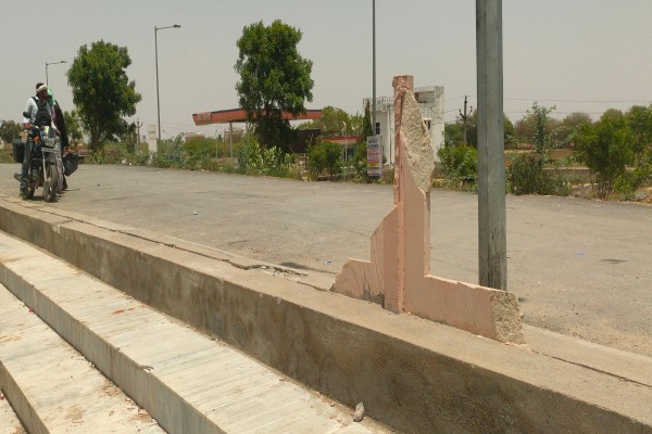 डेम की हालत देखकर बदहाली का अंदाजा लगाया जा सकता है। सरकार द्वारा करोड़ों की योजनाओं के दावे तो खूब होते हैं, लेकिन स्थानीय धरोहरों की सुध लेने वाला कोई नहीं है।