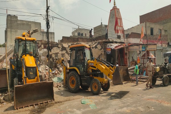 इस दौरान जेसीबी से अवैध निर्माणों को तोड़ा जा रहा है। कुछ दिन पहले भी इसी क्षेत्र में अवैध निर्माण पर कार्रवाई की गई थी, जहां स्थानीय लोगों ने विरोध जताया था।