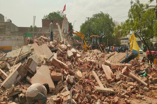 जयपुर के खातीपुरा क्षेत्र में झारखंड तिराहे से लेकर 200 फीट बायपास तक सड़क को 160 फीट चौड़ा करने के लिए जेडीए ने आज सुबह से फिर से अतिक्रमण हटाने की कार्रवाई शुरू की है।