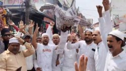 जुमे की नमाज के बाद फूंका गया पाकिस्तान का पुतला, कुरान के अनुसार सजा देने की
मांग - image