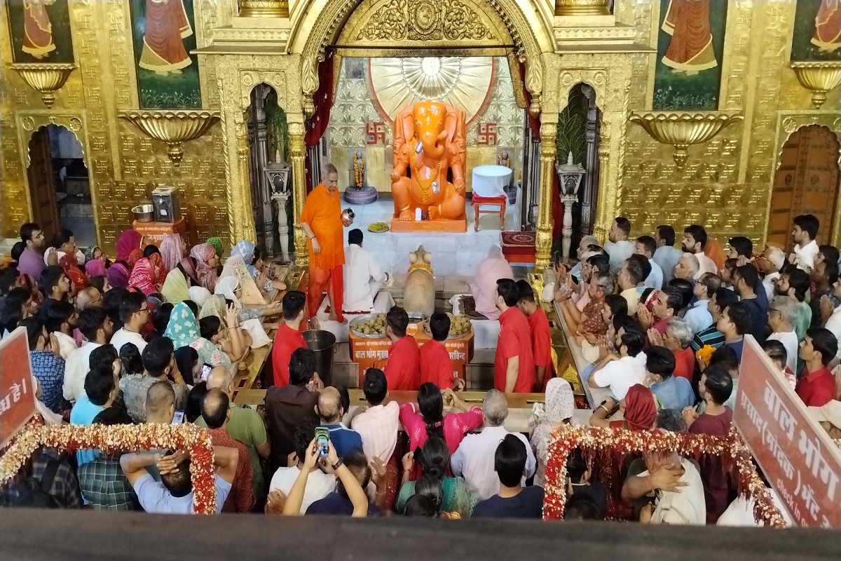Ravi Pushya Nakshatra today: मोतीडूंगरी गणेश मंदिर में गूंजा श्री गणपति
सहस्त्रानाम, 1001 मोदक किए अर्पित, वीडियो में देखें उमड़ी भीड़