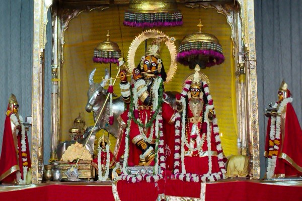 वैशाख शुक्ल पक्ष की मोहिनी एकादशी पर जयपुर स्थित गोविंद देवजी मंदिर में सुबह से भक्तों की कतारें लगना शुरू हो गईं। मंदिर में भीड़ को देखते हुए विशेष इंतजाम किए गए।