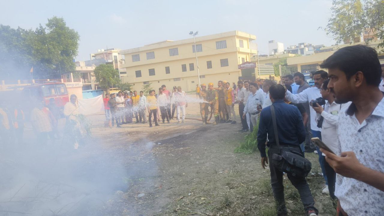 दुस्साहस: प्रधानमंत्री की तस्वीर को पाकिस्तानी झंडा लगे वाहन से कुचला, पुलिस
तलाश में