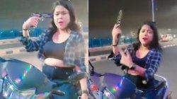 स्कूटी पर बैठ युवती ने “दबदबा था, दबदबा है…”  गाने पर बनाया रील, जानें फिर क्या
हुआ? - image