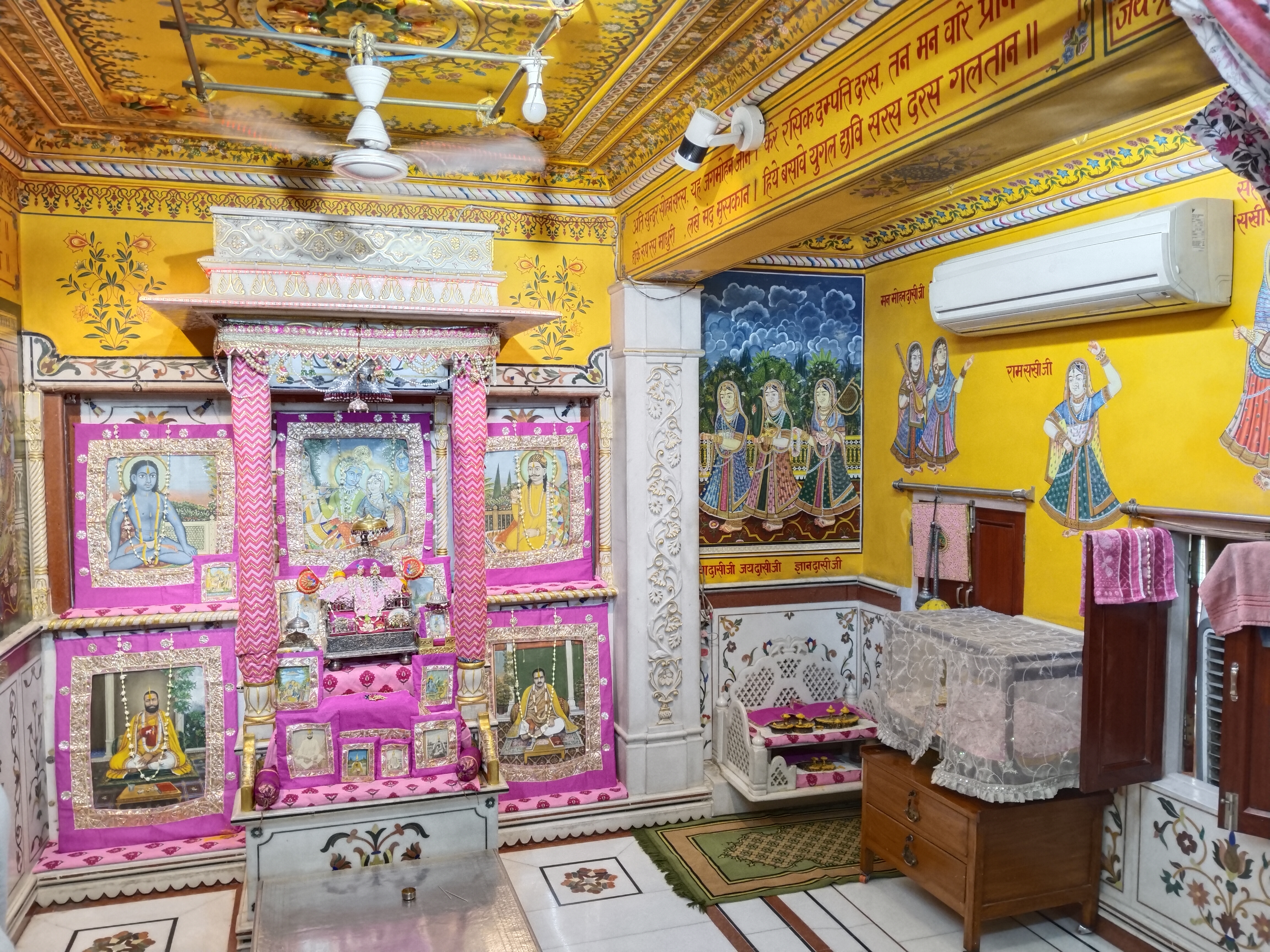 भगवान भी चाहें ठंडी हवा! मंदिरों में लगे एसी-कूलर, जीम रहे ठंडी तासीर के भोग,
ऋतु पुष्पों से ठाकुरजी का शृंगार