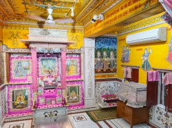 भगवान भी चाहें ठंडी हवा! मंदिरों में लगे एसी-कूलर, जीम रहे ठंडी तासीर के भोग,
ऋतु पुष्पों से ठाकुरजी का शृंगार - image
