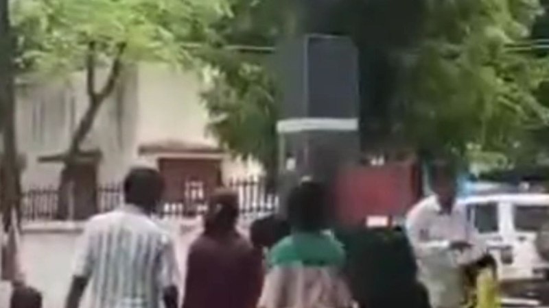 पीड़ित बच्चों के साथ एसपी ऑफिस पहुंचा (फोटो सोर्स- पत्रिका)