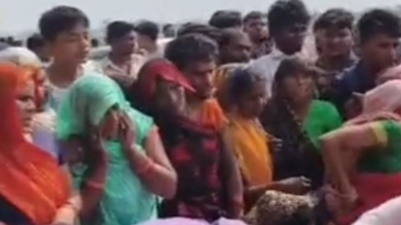 मौके पर ग्रामीणों की भीड़ (फोटो सोर्स - पत्रिका)