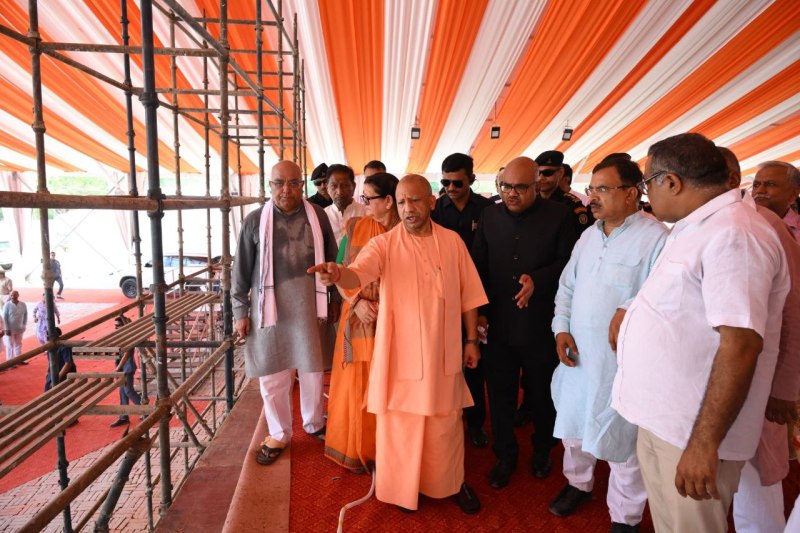 प्रधानमंत्री का कानपुर दौरा: कार्यक्रम स्थल का निरीक्षण करते मुख्यमंत्री (फोटो सोर्स- पुलिस कमिश्नर ट्विटर अकाउंट)