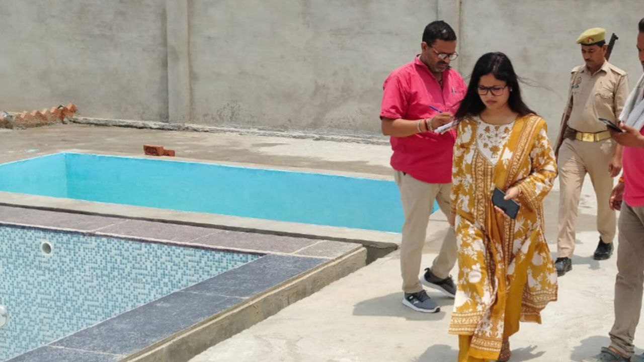 डीएम की बड़ी कार्रवाई: अवैध रूप से चल रहे 21 स्विमिंग पूल सील