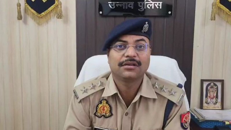 घटना की जानकारी देते क्षेत्राधिकारी बांगरमऊ (फोटो सोर्स उन्नाव पुलिस)
