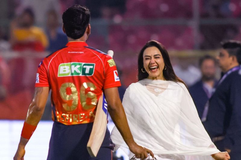 मुंबई इंडियंस के खिलाफ जीत हासिल करने के बाद जश्न मनाते हुए श्रेयस अय्यर और प्रीती जिंटा (फोटो क्रेडिट-IANS)