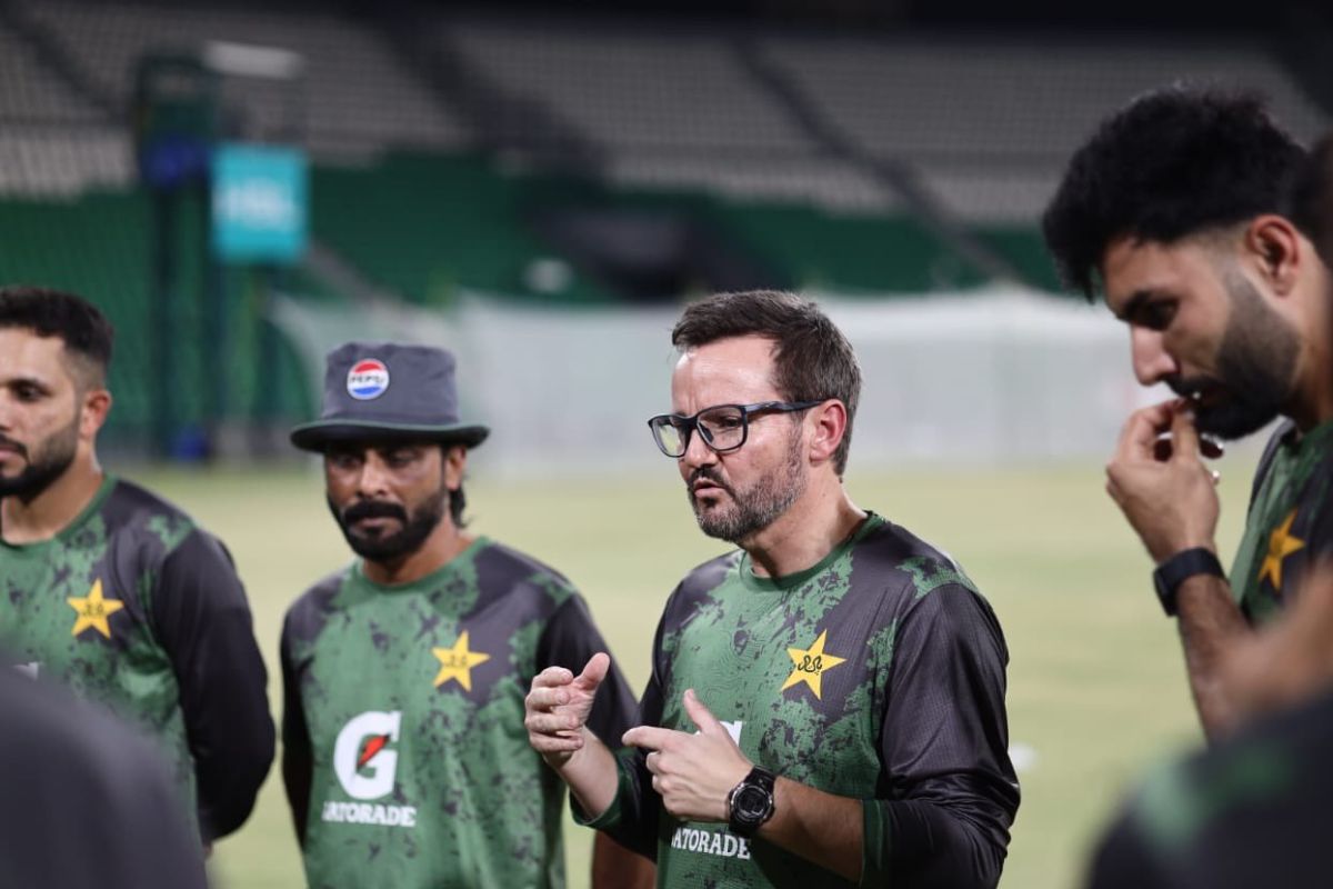 पाकिस्तान क्रिकेट टीम के कोच माइक हेसन खिलाड़ियों से बात करते हुए (फोटो क्रेडिट- PCB X)